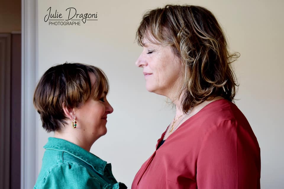 278410970_10224191494988956_6349217853432567084_n Exercice en binôme lors d’un séminaire d’accompagnement pour la confiance et l’amour de soi des femmes