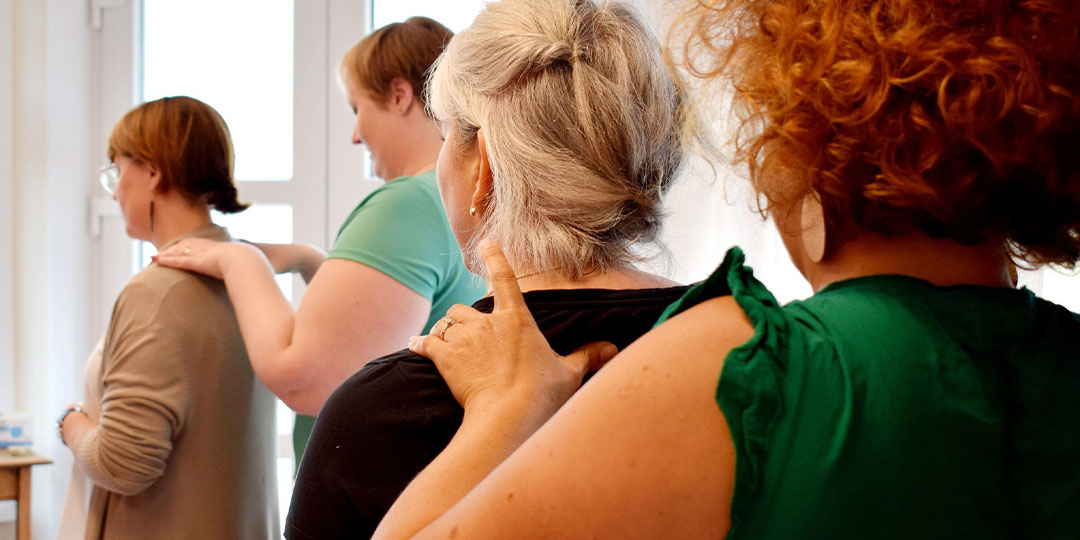 Prog-02 Accompagnement des femmes pour un environnement harmonieux – exercice en groupe pendant un séminaire du Centre Linda Dragoni