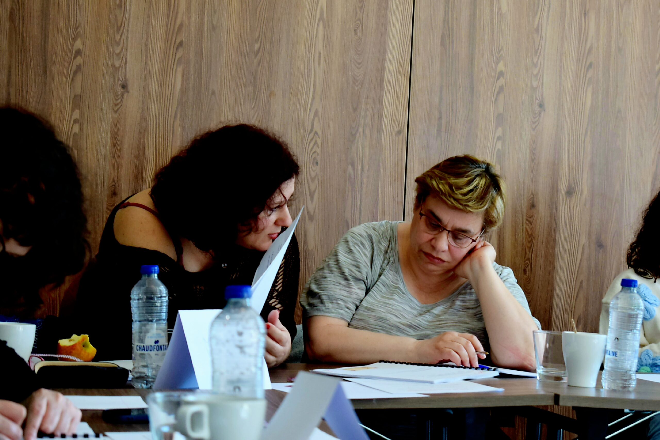 Linda Dragoni répond aux questions d’une participante lors d’un moment d’introspection pendant un séminaire Déploie tes ailes