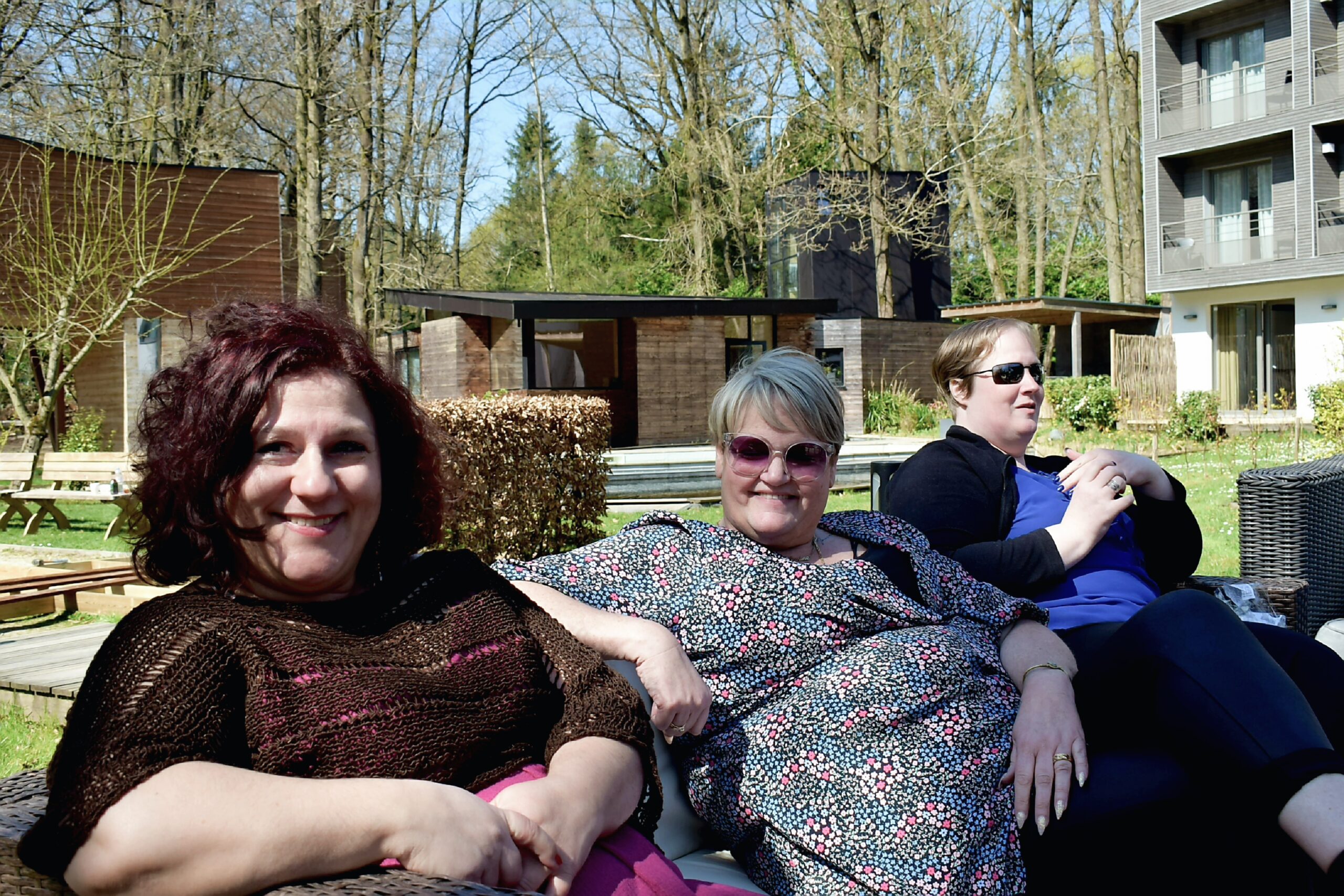 Participantes profitant du soleil sur la terrasse d’Utopia pendant la pause de midi d’un séminaire Déploie tes ailes