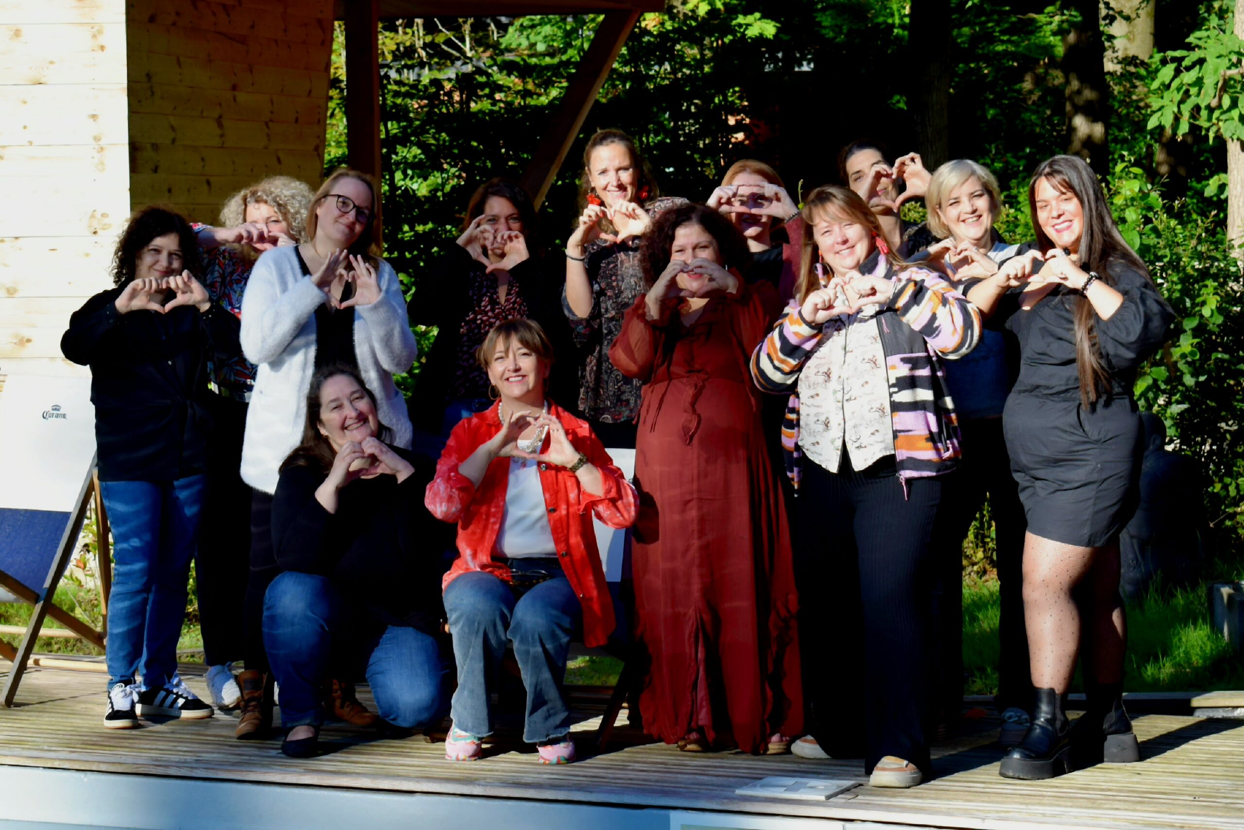 Linda Dragoni et les participantes réunies pour une photo de groupe lors d’un séminaire Déploie tes ailes