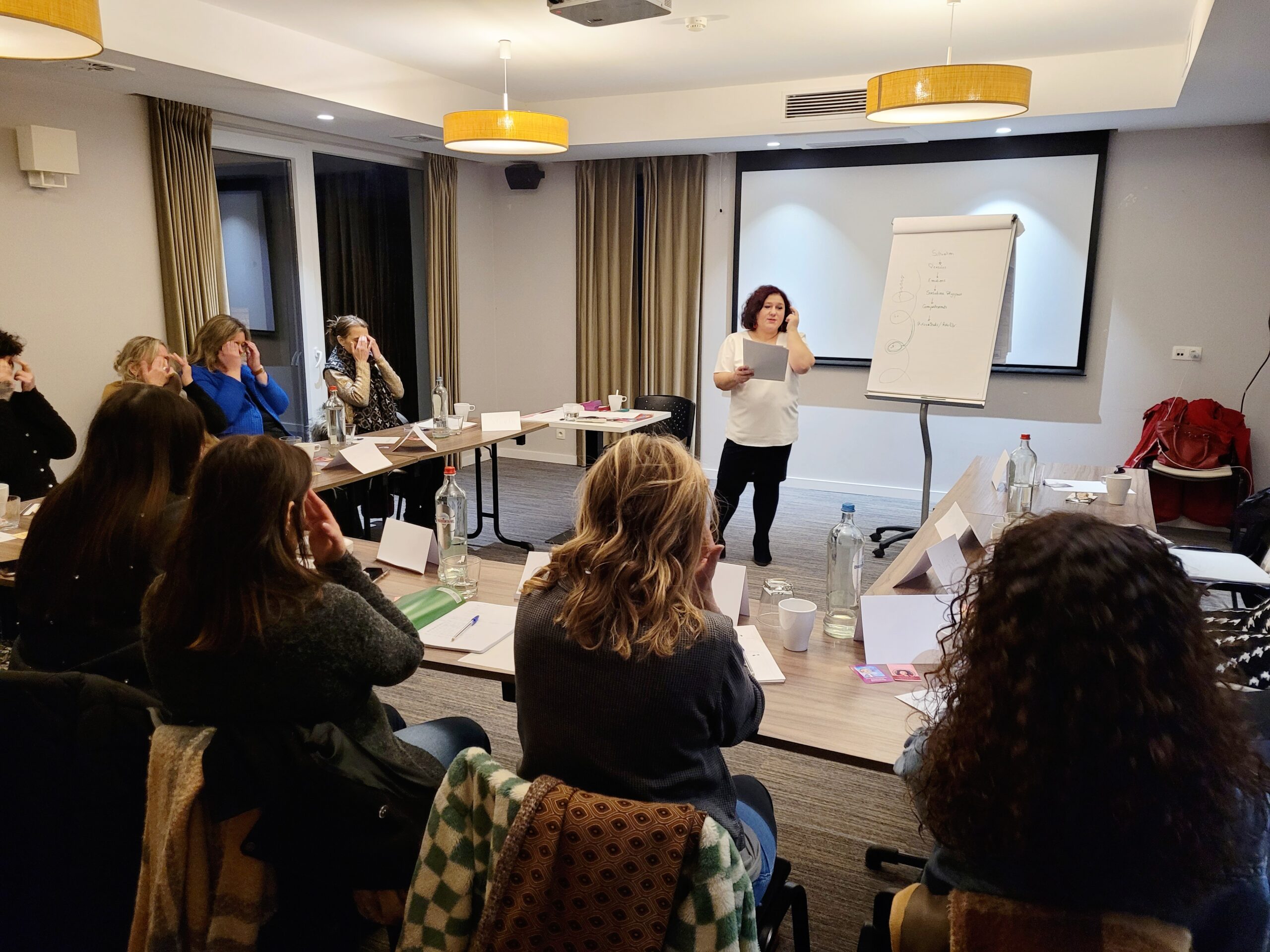 Exercice en binôme lors d’un séminaire d’accompagnement pour la confiance et l’amour de soi des femmes