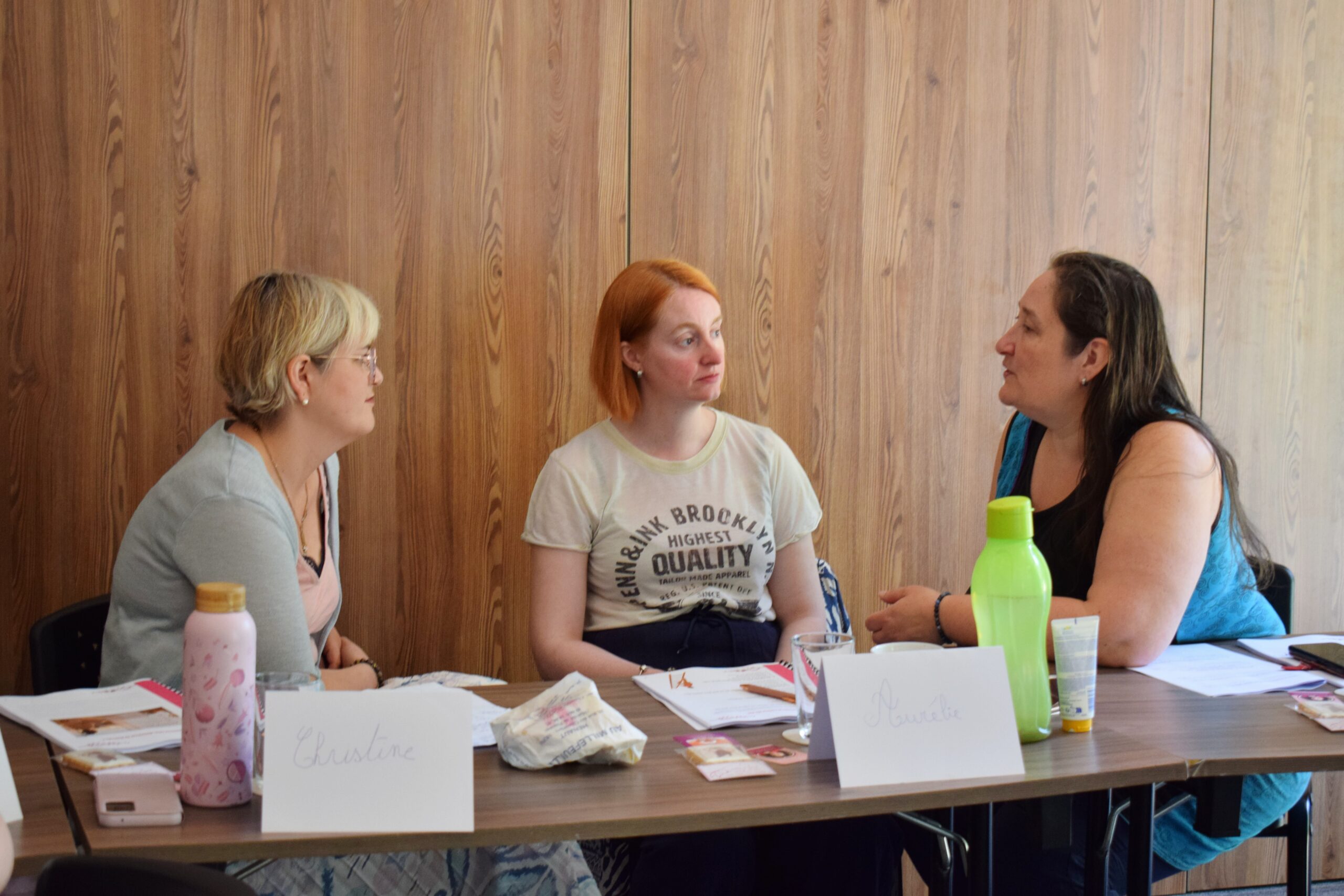 Exercice en binôme lors d’un séminaire d’accompagnement pour la confiance et l’amour de soi des femmes