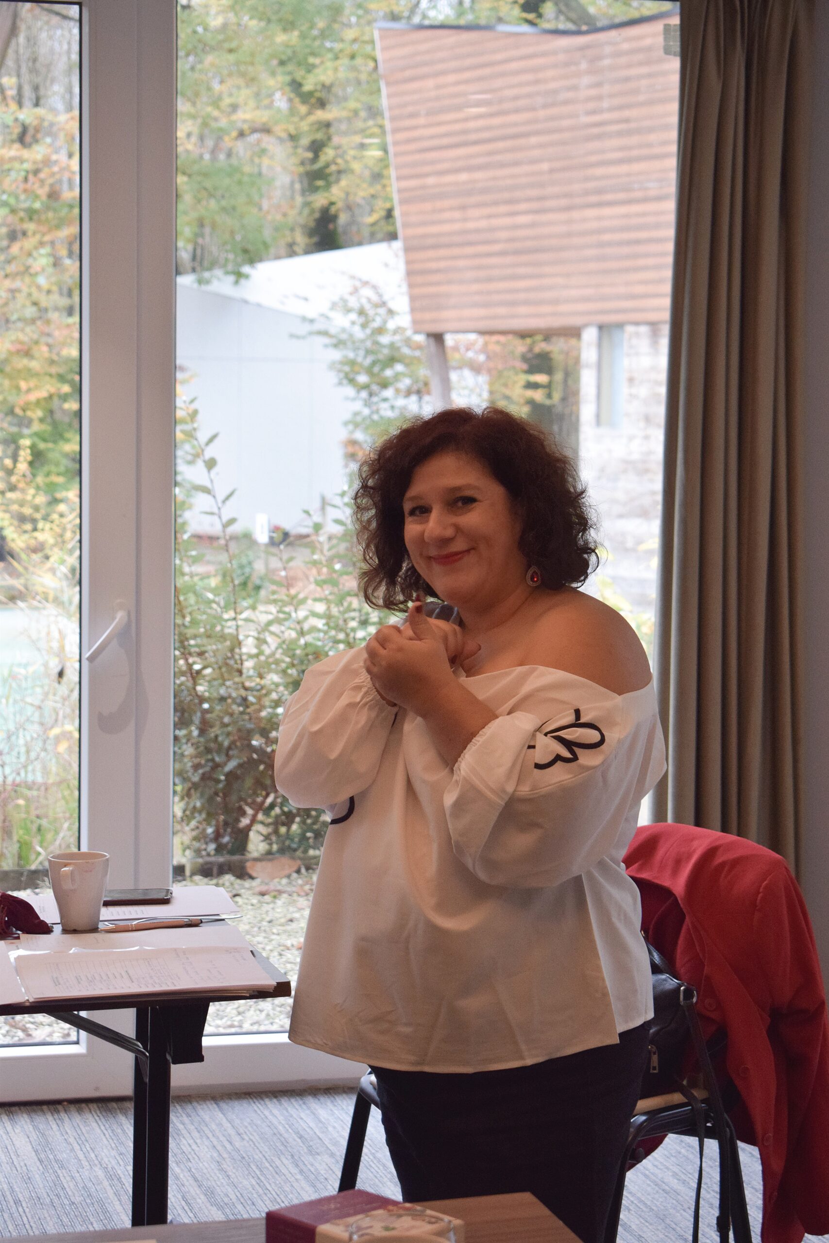 Femme en plein moment d’émotion lors d’un accompagnement pour la confiance et l’amour de soi des femmes