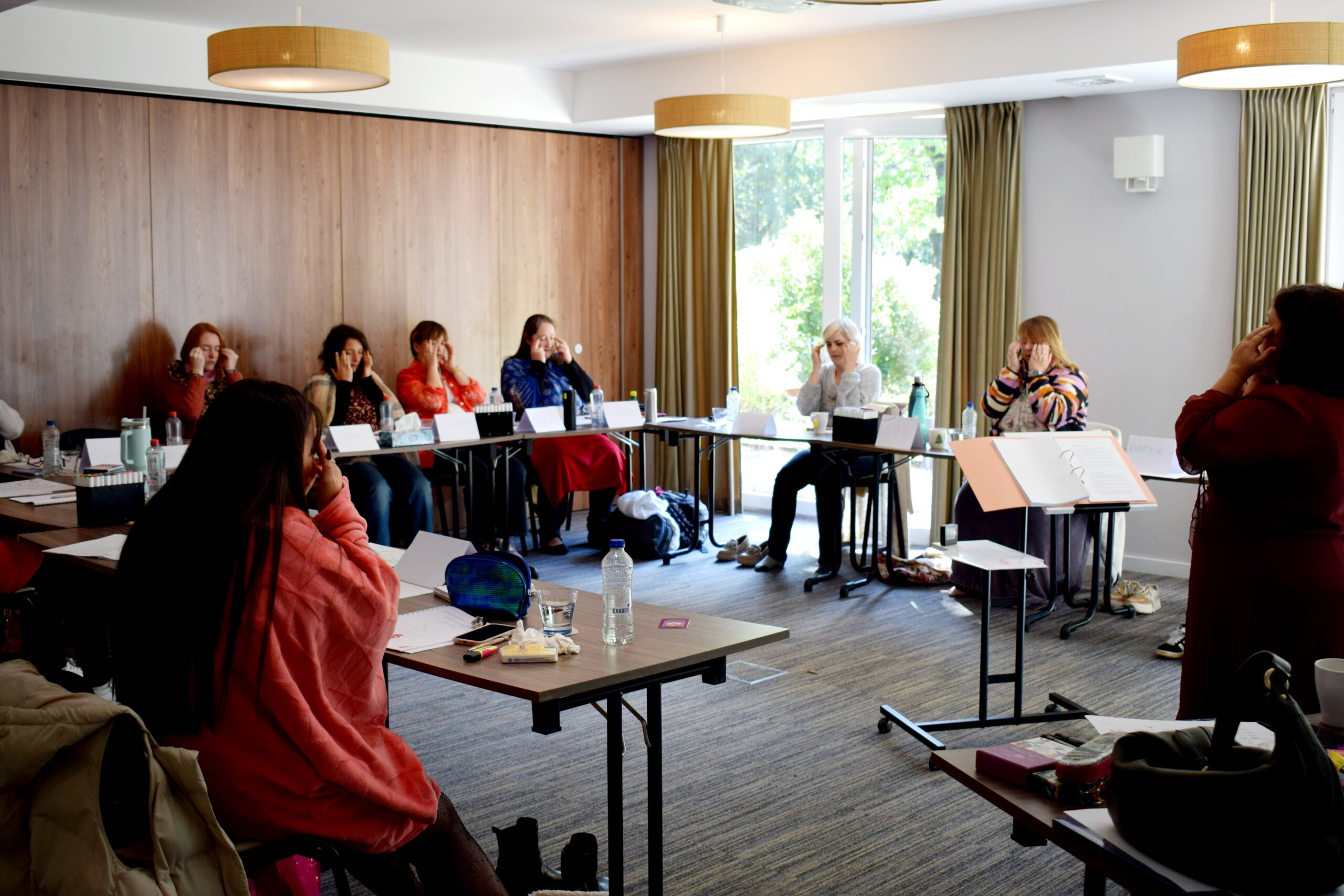 Exercice en binôme lors d’un séminaire d’accompagnement pour la confiance et l’amour de soi des femmes